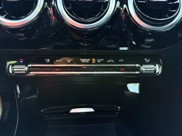 MERCEDES-BENZ CLA 200 Progressive