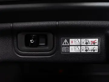 MERCEDES-BENZ C 300 4M AMG-LINE  DISTR PANO AHK 360