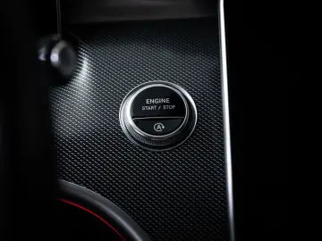 MERCEDES-BENZ C 300 4M AMG-LINE  DISTR PANO AHK 360