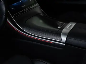 MERCEDES-BENZ C 300 4M AMG-LINE  DISTR PANO AHK 360