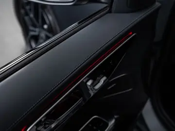 MERCEDES-BENZ C 300 4M AMG-LINE  DISTR PANO AHK 360