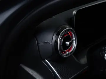 MERCEDES-BENZ C 300 4M AMG-LINE  DISTR PANO AHK 360