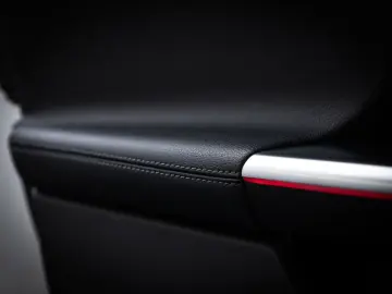 MERCEDES-BENZ C 300 4M AMG-LINE  DISTR PANO AHK 360