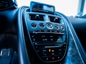 ASTON MARTIN DBS Superleggera 360  Camera B&O
