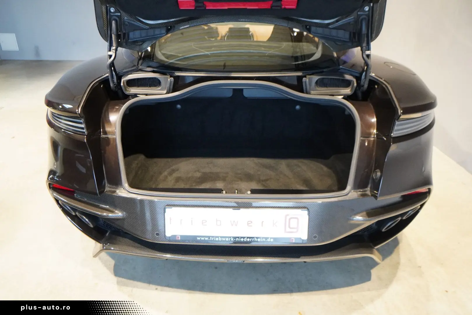 ASTON MARTIN DBS Superleggera V12 Carbon