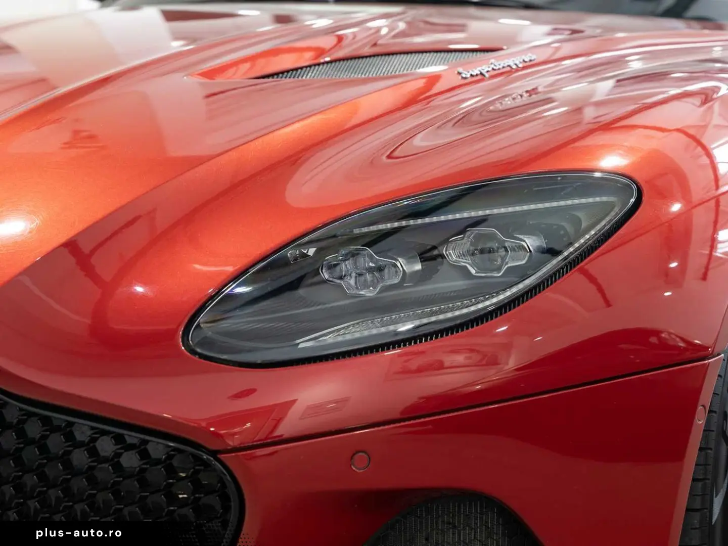 ASTON MARTIN DBS Superleggera Hyper Red