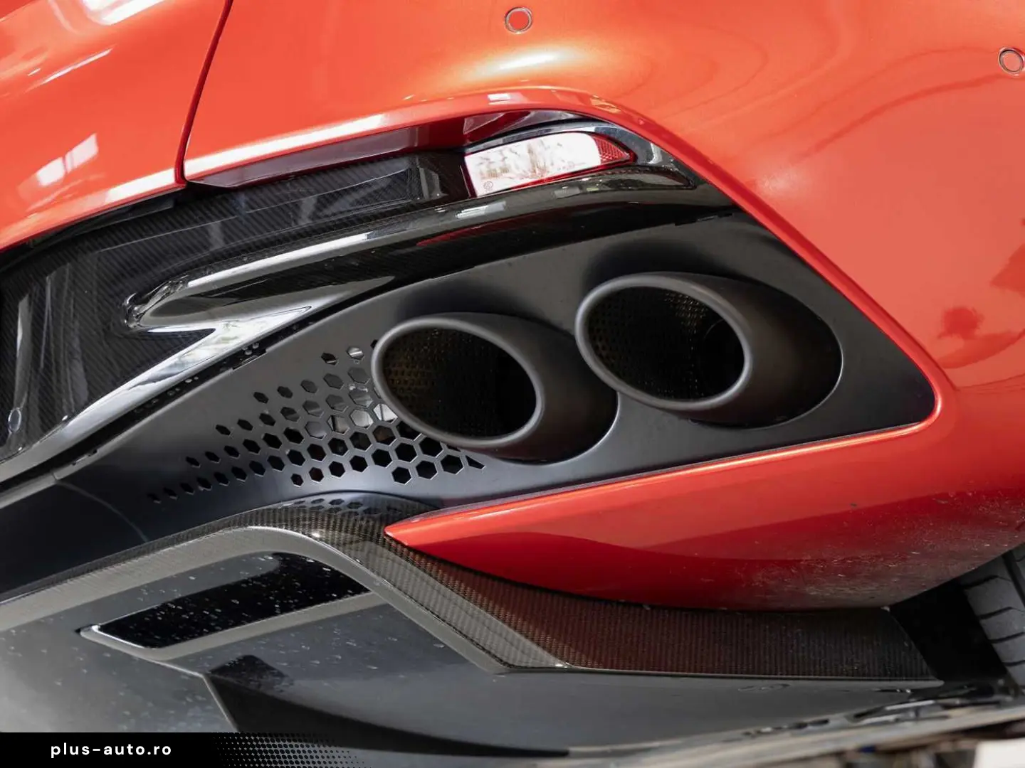 ASTON MARTIN DBS Superleggera Hyper Red