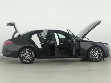 MERCEDES-BENZ E 200 AMG Adv Pano LED Navi
