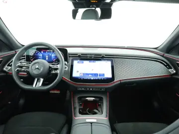 MERCEDES-BENZ E 200 AMG Adv Pano LED Navi