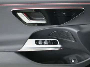 MERCEDES-BENZ E 200 AMG Adv Pano LED Navi