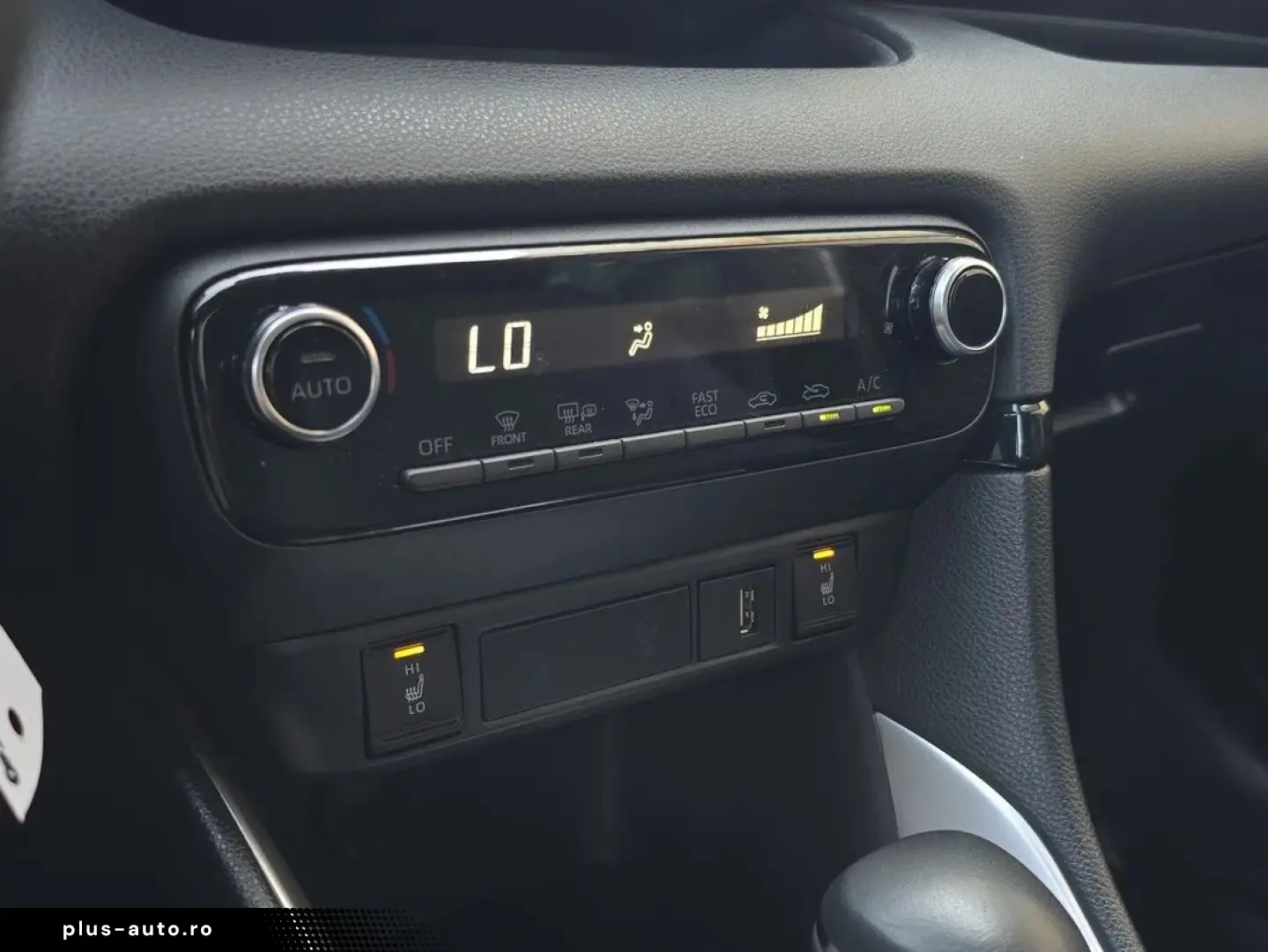 Toyota Yaris Hybrid - Business
