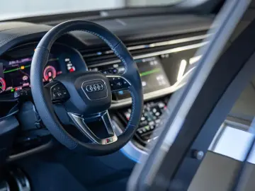 Audi Q8 50 TDI quattro S-Line AHK LHZ PANO B&O STHZ