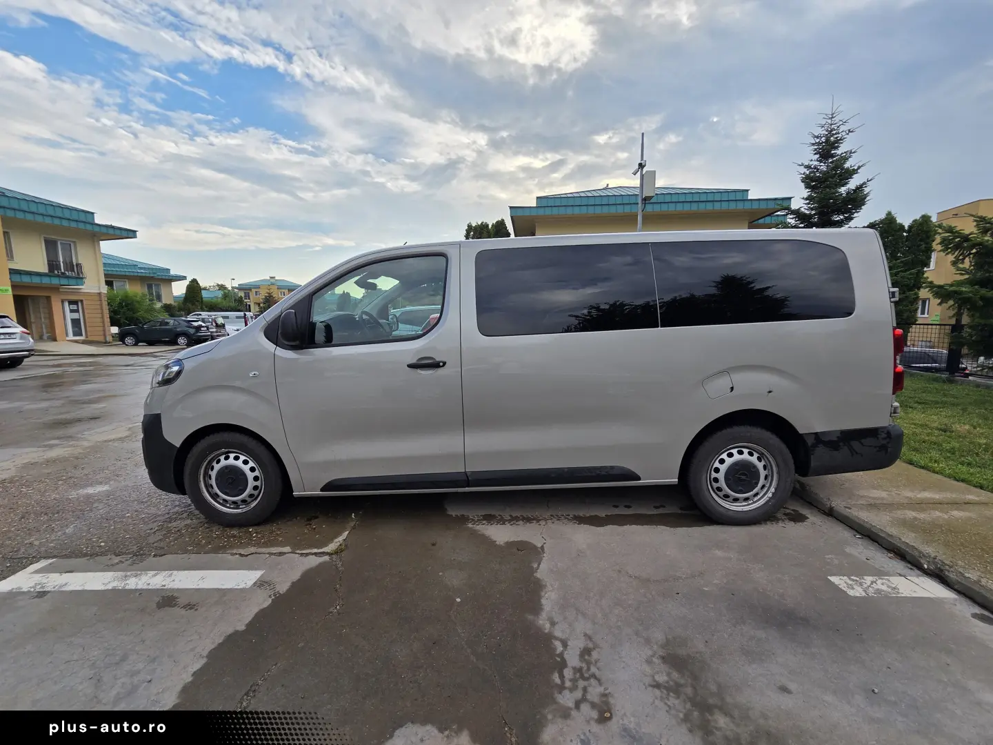 Opel Zafira Life   Vivaro C  - masina familiei