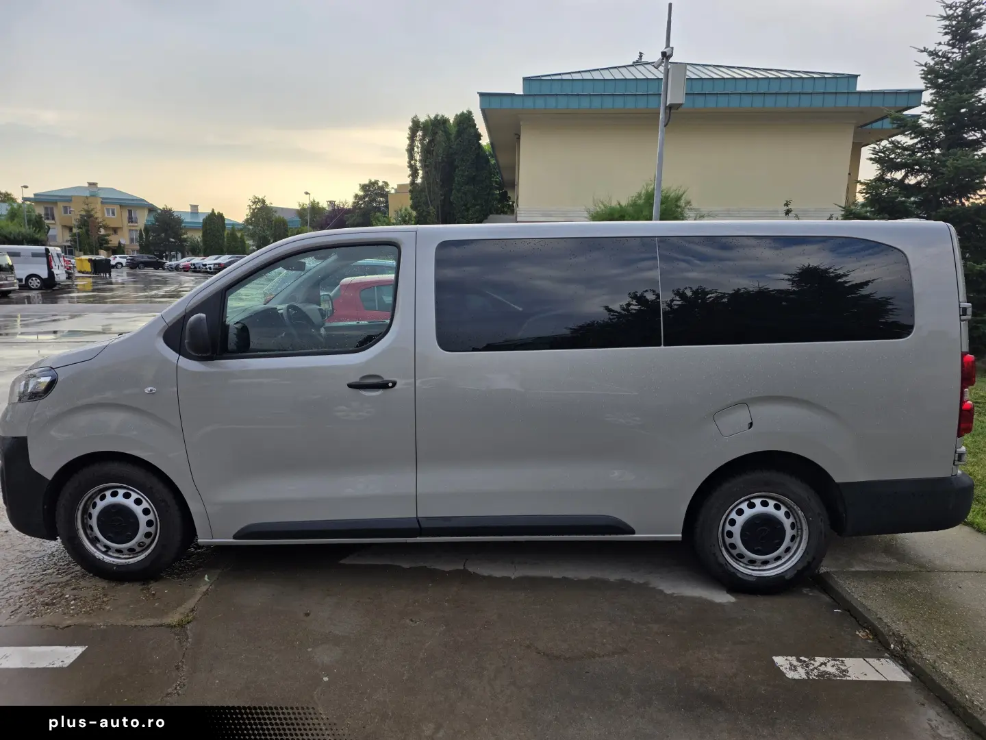 Opel Zafira Life   Vivaro C  - masina familiei