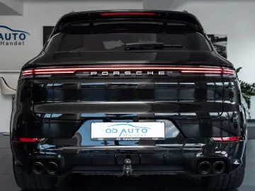 PORSCHE Cayenne S E-Hybrid SportDesign DVD im Fond AHK