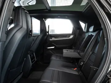 PORSCHE Cayenne S E-Hybrid SportDesign DVD im Fond AHK