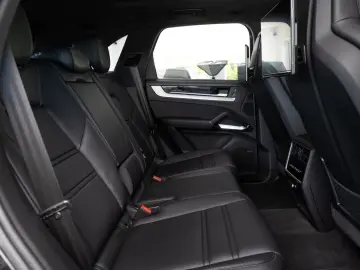 PORSCHE Cayenne S E-Hybrid SportDesign DVD im Fond AHK