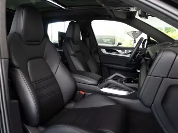PORSCHE Cayenne S E-Hybrid SportDesign DVD im Fond AHK
