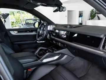 PORSCHE Cayenne S E-Hybrid SportDesign DVD im Fond AHK