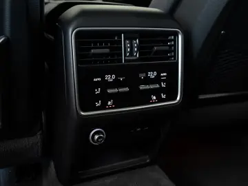 PORSCHE Cayenne S E-Hybrid SportDesign DVD im Fond AHK