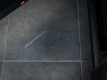 PORSCHE Cayenne S E-Hybrid SportDesign DVD im Fond AHK