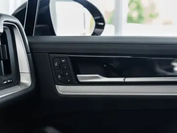 PORSCHE Cayenne S E-Hybrid SportDesign DVD im Fond AHK
