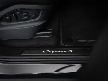 PORSCHE Cayenne S E-Hybrid SportDesign DVD im Fond AHK