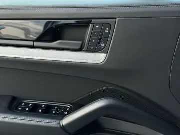 PORSCHE Cayenne E-Hybrid PANO BOSE PASM SHZ V H