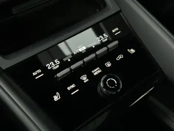 PORSCHE Macan 4 PANO PASM SHZ