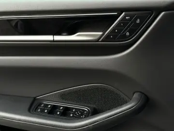 PORSCHE Macan 4 PANO PASM SHZ