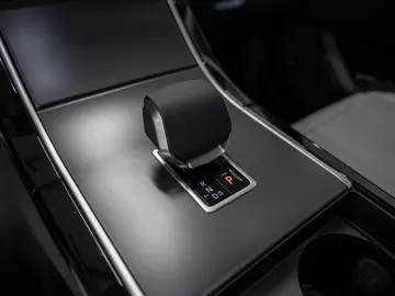 LAND ROVER Range Rover Velar P250 Dynamic SE LED PANO 360