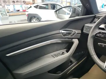 AUDI etron 55 S-Line AHK Pano-Dach Kamera Head-Up