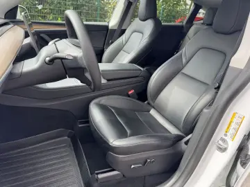 TESLA Model Y Performance AWD  AHK