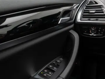 BMW X3 xD30e Laser Kamera HUD DAB HiFi AHK Komfort