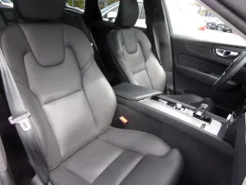 VOLVO XC60 B4 Plus Dark 2WD