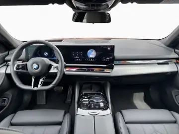 BMW 520i M-Sport Pano 360-Camera HK HUD