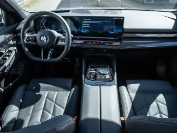 BMW 520i M-Sport Carbon Pano 360-Camera HK