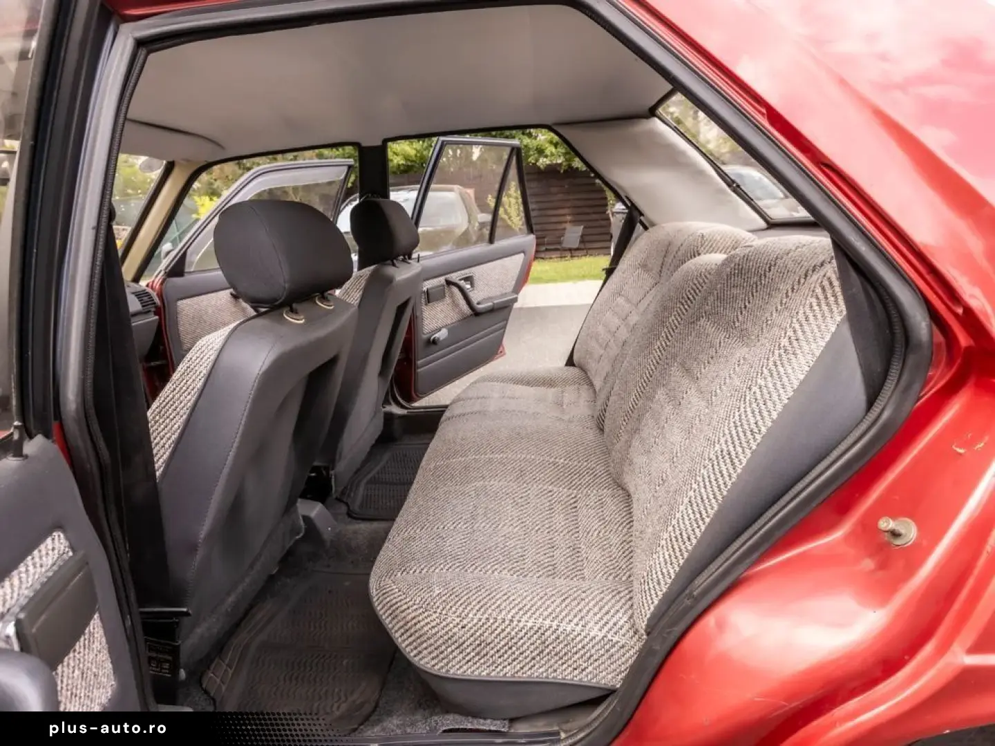 Peugeot 305