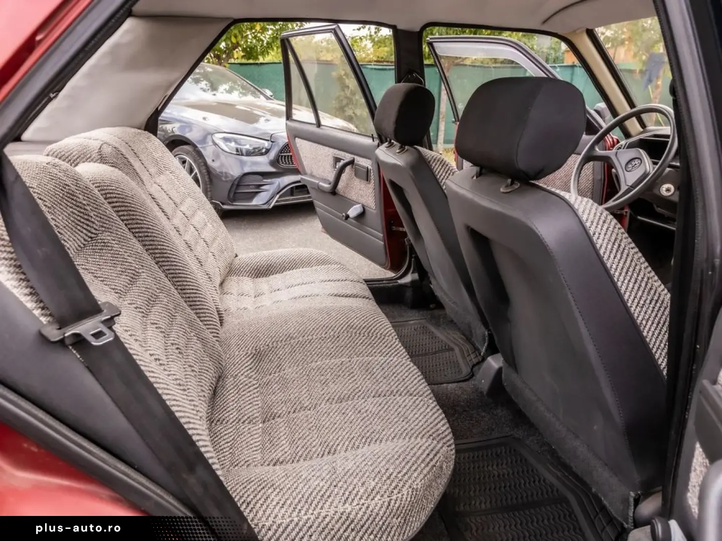 Peugeot 305