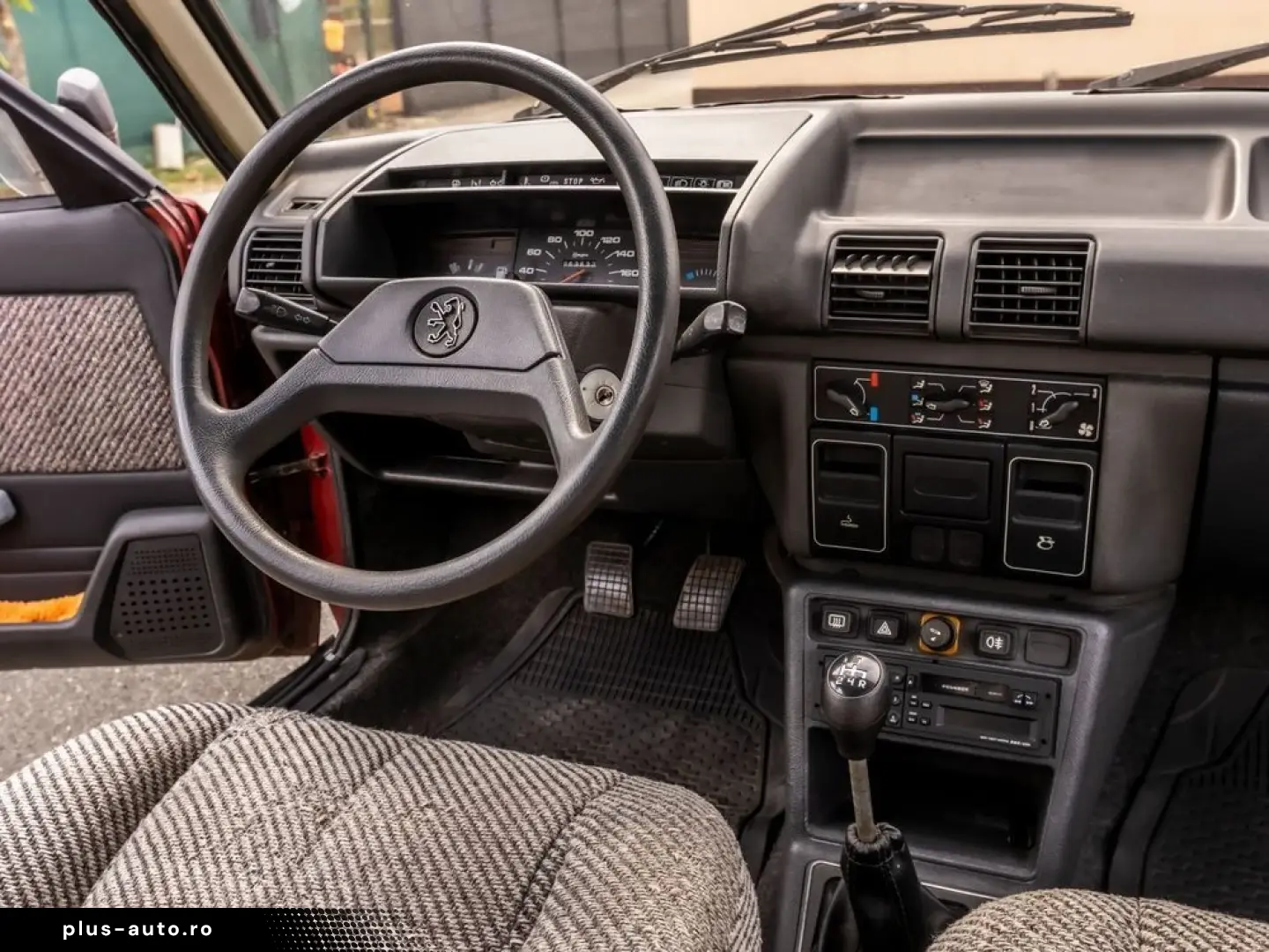 Peugeot 305