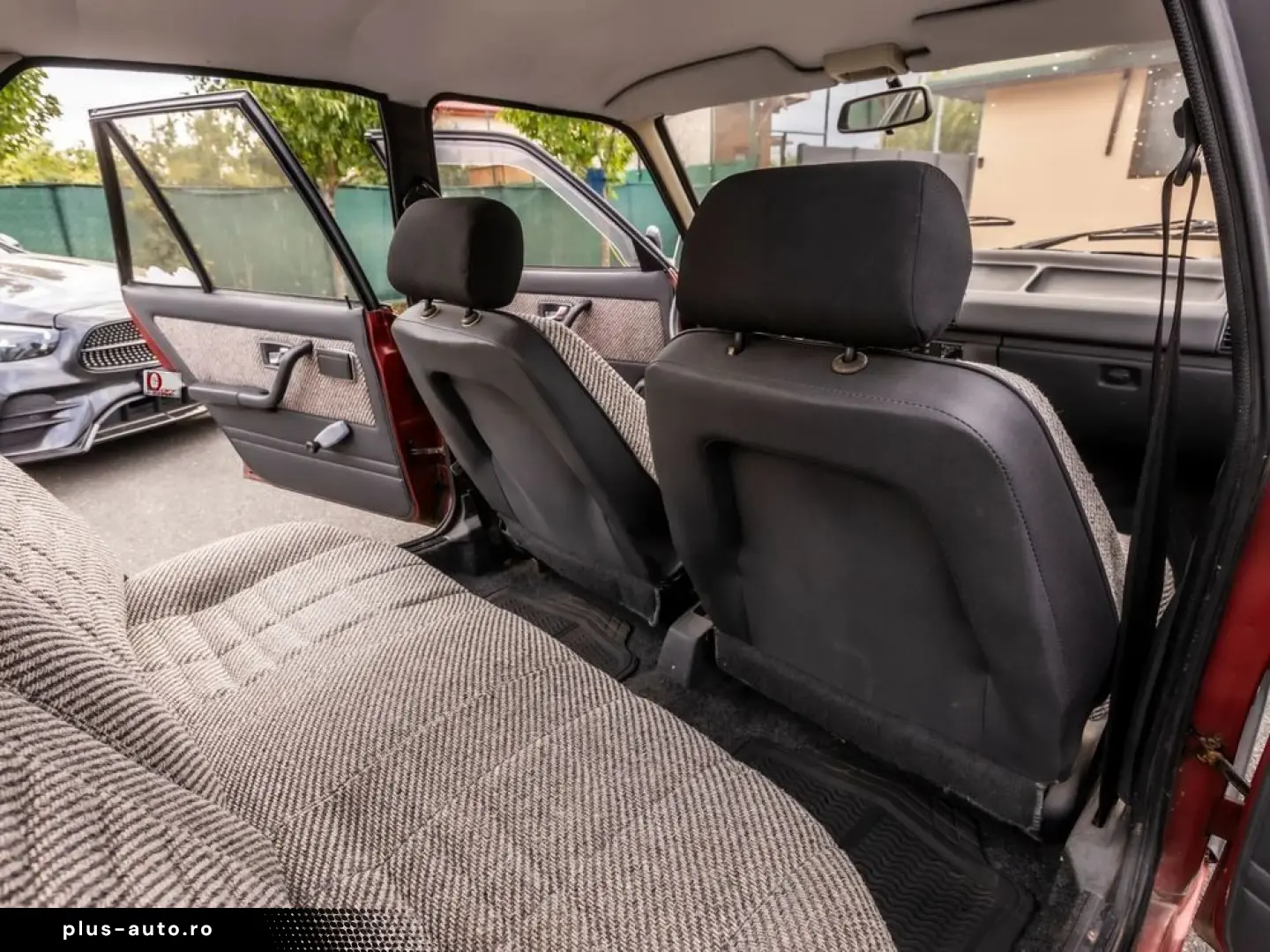 Peugeot 305