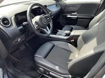 MERCEDES-BENZ GLA 200 7G-DCT