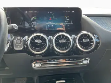 MERCEDES-BENZ GLA 200 7G-DCT