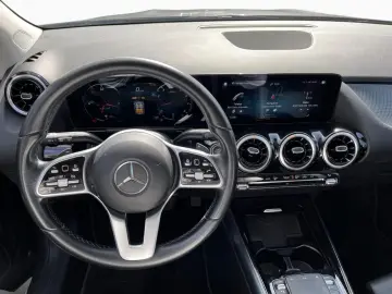 MERCEDES-BENZ GLA 200 7G-DCT