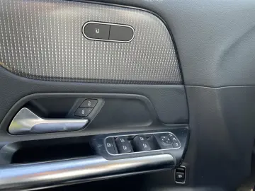 MERCEDES-BENZ GLA 200 7G-DCT