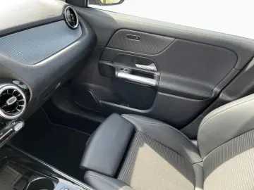 MERCEDES-BENZ GLA 200 7G-DCT