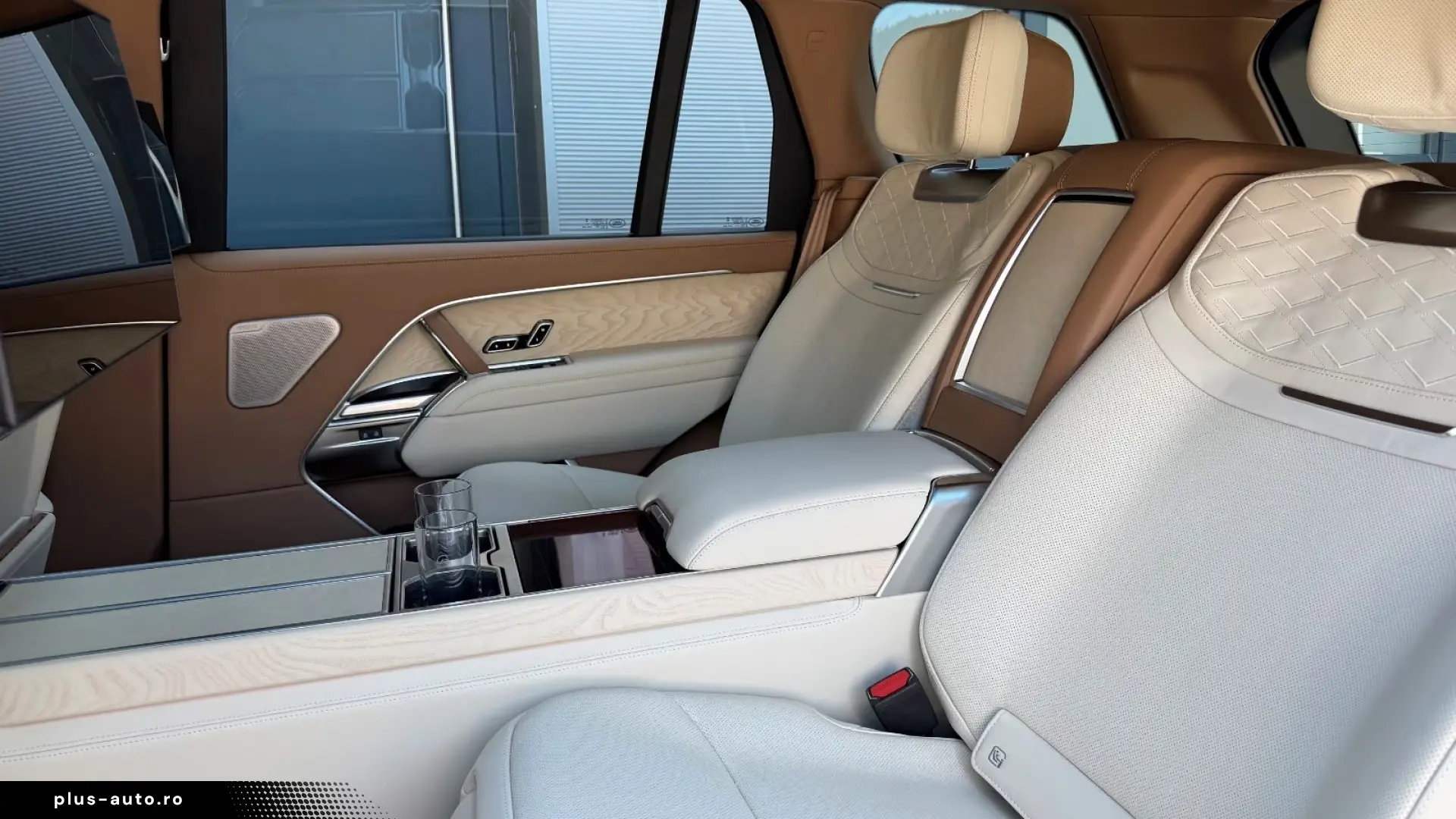 Land Rover Range Rover SV P615 LWB   Signature Suite
