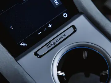 PORSCHE Taycan GTS Panoramadach Head-Up Display