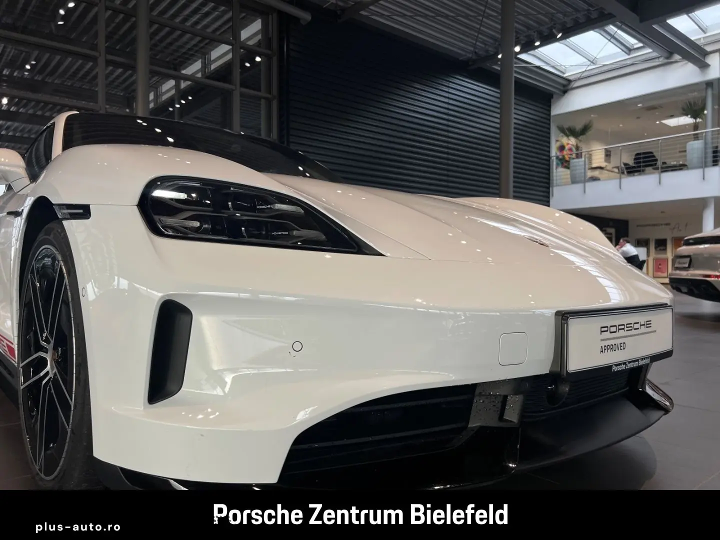PORSCHE Taycan GTS HA-Lenkung InnoDrive Head-Up Panorama