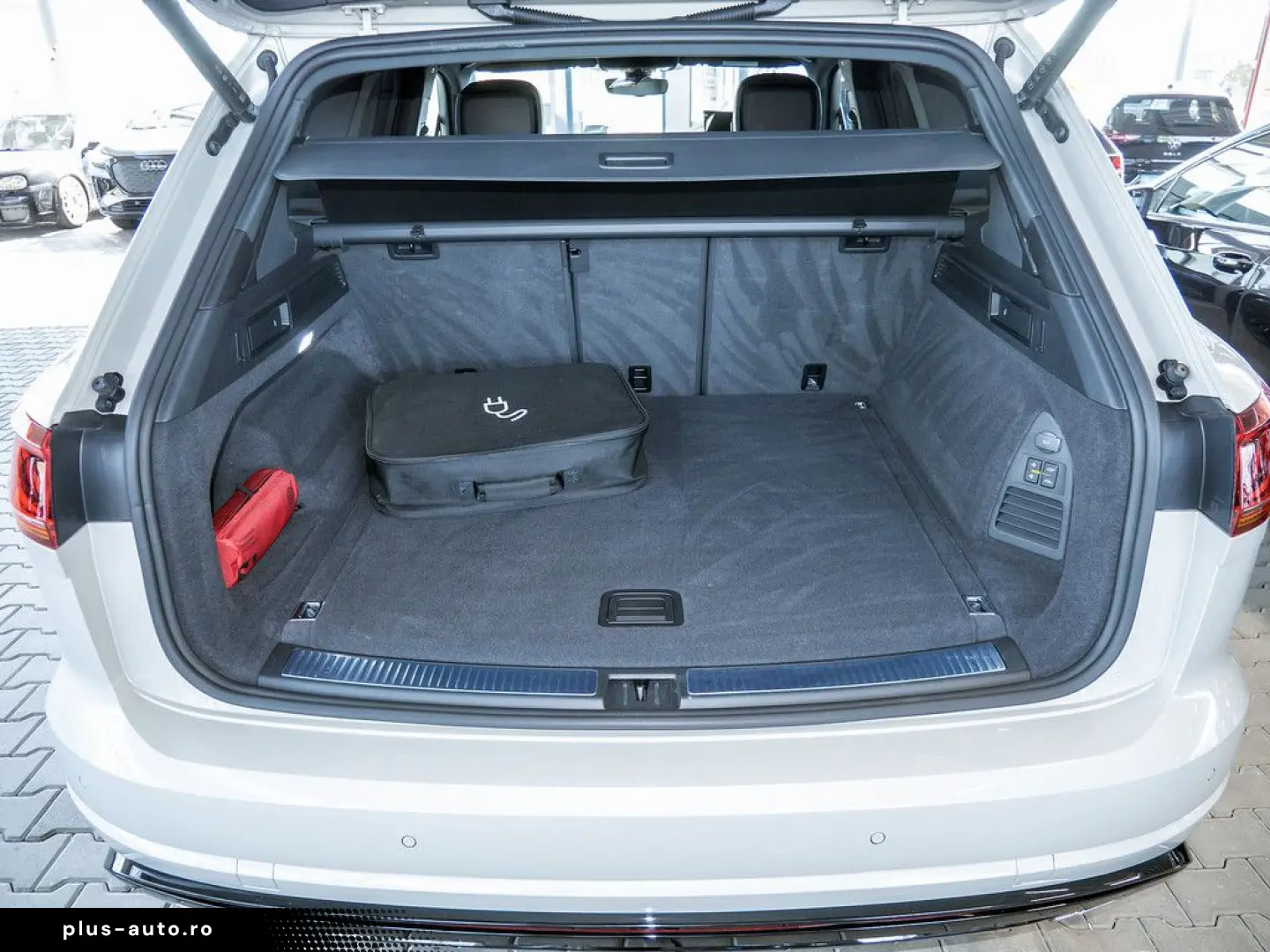 VW Touareg R 3 0 l V6 eHybrid 4M AHK LUFTF. ACC SHZ